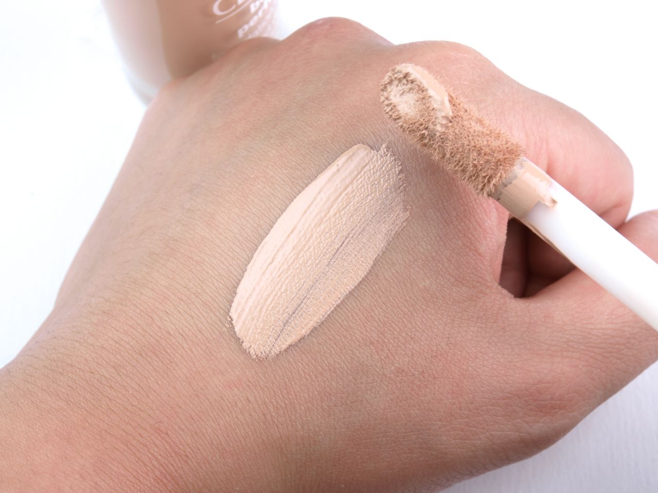 Clinique Beyond Perfecting Foundation & Concealer – Long-Lasting Full Coverage